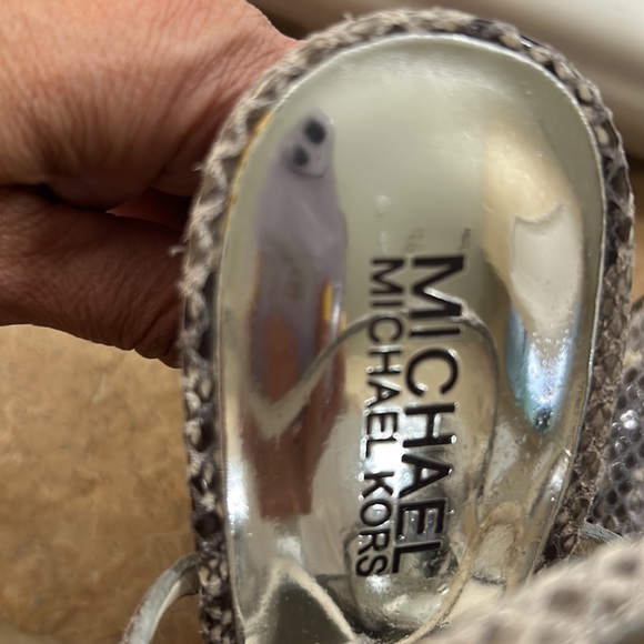 Excellent condition; worn once ; - Picture 2 of 7